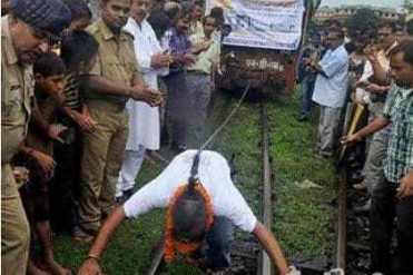 印度男子用马尾辫拖动40多吨火车2.5米破世界纪录