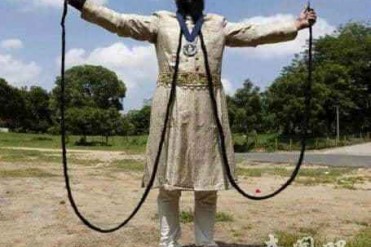 世界上最长的胡须18英尺长45年没有剪过