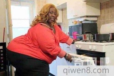 美国33岁女子臀围达到2米坐坏马桶