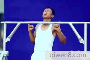 世界上用小指引体向上做最多的人30秒内做16次