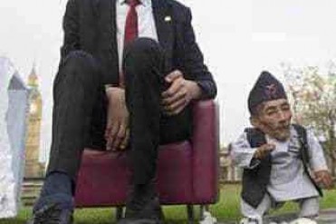 世界最高和最矮的男子邂逅英国伦敦