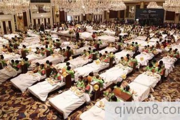 最多人在床上吃早餐:388人在酒店大厅床上用餐