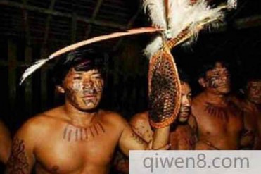 全球十大最坑爹的部落习俗