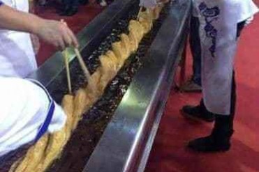 3.72米世界最长油条中国武汉诞生