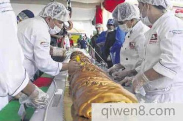 多名厨师制作巨无霸面包创世界记录