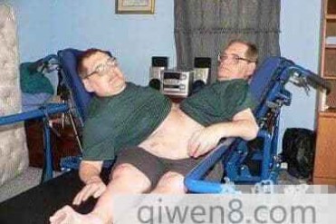 世界上最老的连体双胞胎在特制V形床睡安稳觉