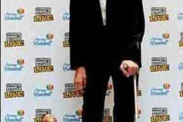 全世界最高和最矮的人在土耳其握手相见