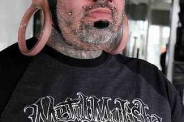 男子打巨型耳洞 破吉尼斯世界纪录