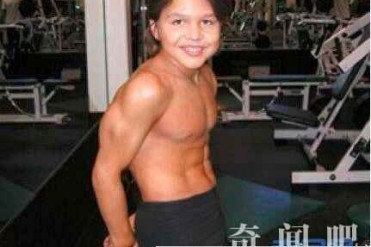 世界上最强壮的男孩,八岁每天做500个俯卧撑,长...