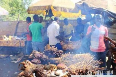 世界上最穷的地方,日收入只有10元,一日三餐只...