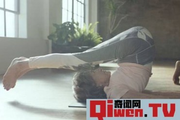 世界最老瑜伽教练 98岁身体如少女般柔软 75年资历