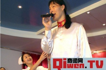 世界最高的女人姚德芬 一顿能吃6碗炒面 身高达2....
