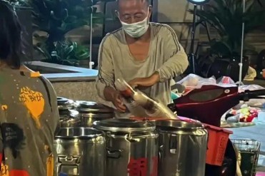 “糖水爷爷”遭网曝,当事人不再出摊