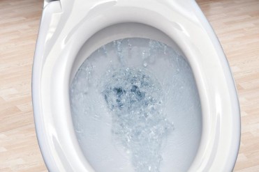 马桶堵住一点水都下不去