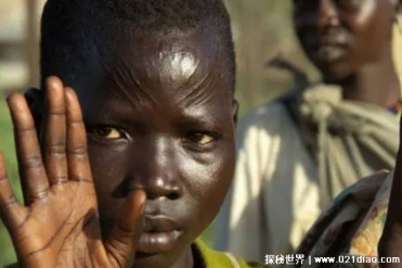 世界上最黑人种是哪个国家 黑的看不到五官(丁卡...