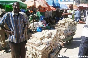 世界上最穷的国家 一麻袋钱换不了饱餐一顿(津巴...