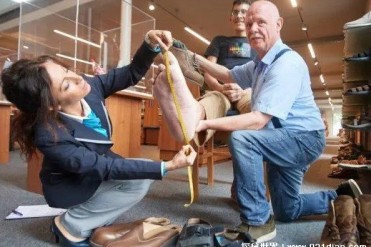 世界上脚最大的人 埃尔南德斯脚长达0.4米(身高2....