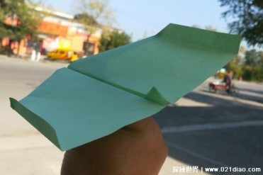 世界上飞得最远的纸飞机 成功的飞出77.134米(三...