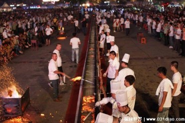 世界上最长的肉串 108位中国烧烤师做出194.5米(...