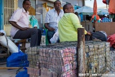 世界上最有钱的国家 津巴布韦钱掉地上没人捡(年...
