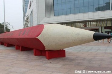 世界上最大的铅笔 由一整棵树打造长23米(重9.7吨)