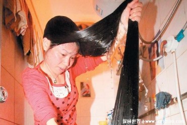世界上头发最长的女人 来自中国的谢秋萍(长超过6米)