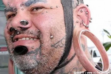 世界上耳洞最大的人 耳洞直径大11厘米(可伸手穿过)