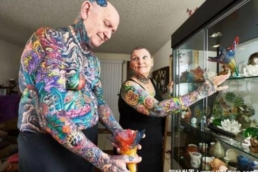 世界上纹身最多的老妇人 几乎全身都是纹身(因为...