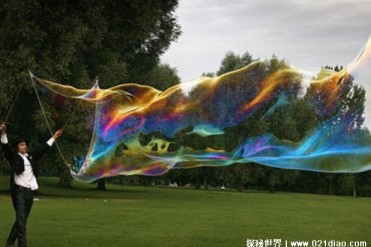 世界上最大的肥皂泡 由英国泡泡专家制作(直径11...