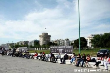 世界上最长的沙发 诞生于希腊长度达到64.75米(承...