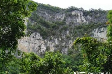 世界上十大最著名的天坑 伯利兹蓝洞比较深邃(是...