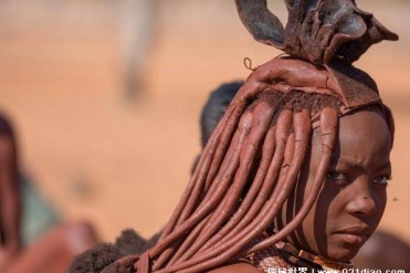 世界上最脏的部落 辛巴人用泥巴来清洗身体(历史...