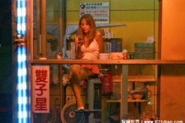 台湾街头上常见的景象 衣着暴露的女性卖产品(是正当职业)