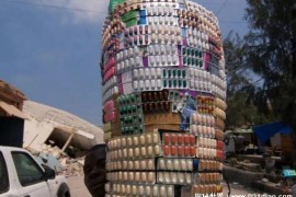  海地太子港有流动药店 商贩顶水桶在街头卖药(比较危险)