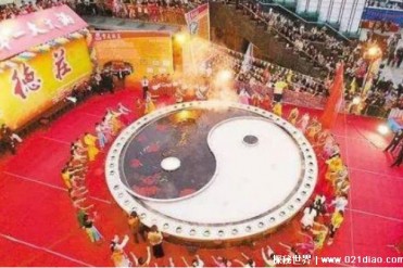 世界上最大的火锅有多重 由白色和红色两个鱼状图...