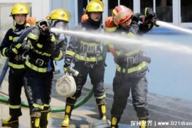 消防员灭火时 冲墙面喷水的原理（降低火焰温度）