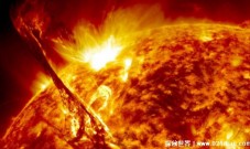 探测器在距离太阳表面800万公里拍到奇幻影像（流...